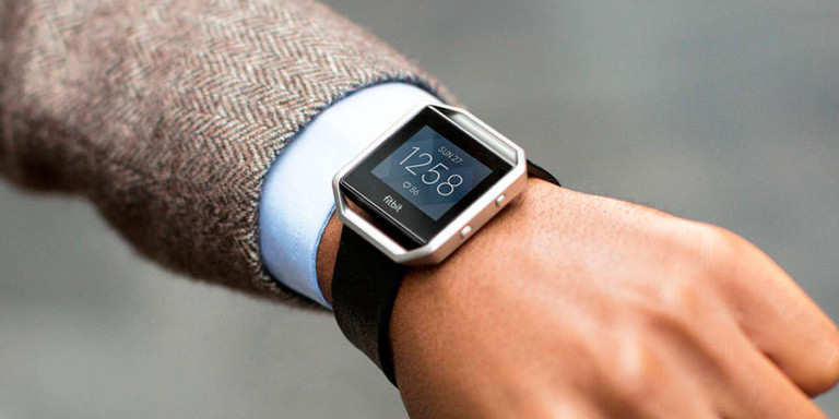 В продаже появились бюджетные смарт-часы Fitbit Blaze