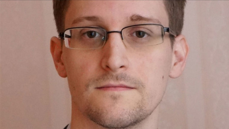 Сноуден разрабатывает чехол, защищающий смартфон от слежки