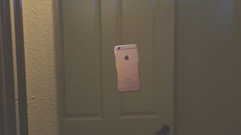 Новый тренд: селфи на парящий смартфон