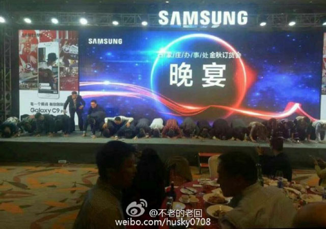 samsung-china-kneeling.jpg