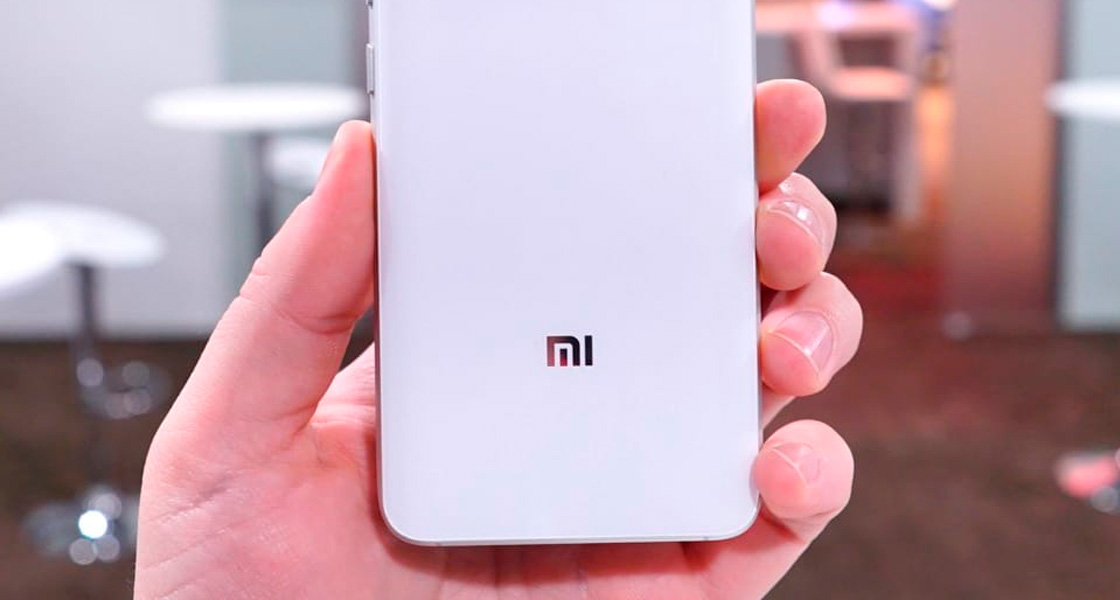 Xiaomi white. Ксиаоми белый. Xiaomi с белой передней панелью. Белый ксяоми с полоской. Телефон Xiaomi белый 2022гож.