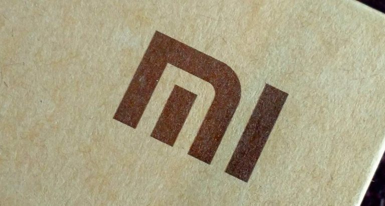 Xiaomi представила смарт-кроссовки