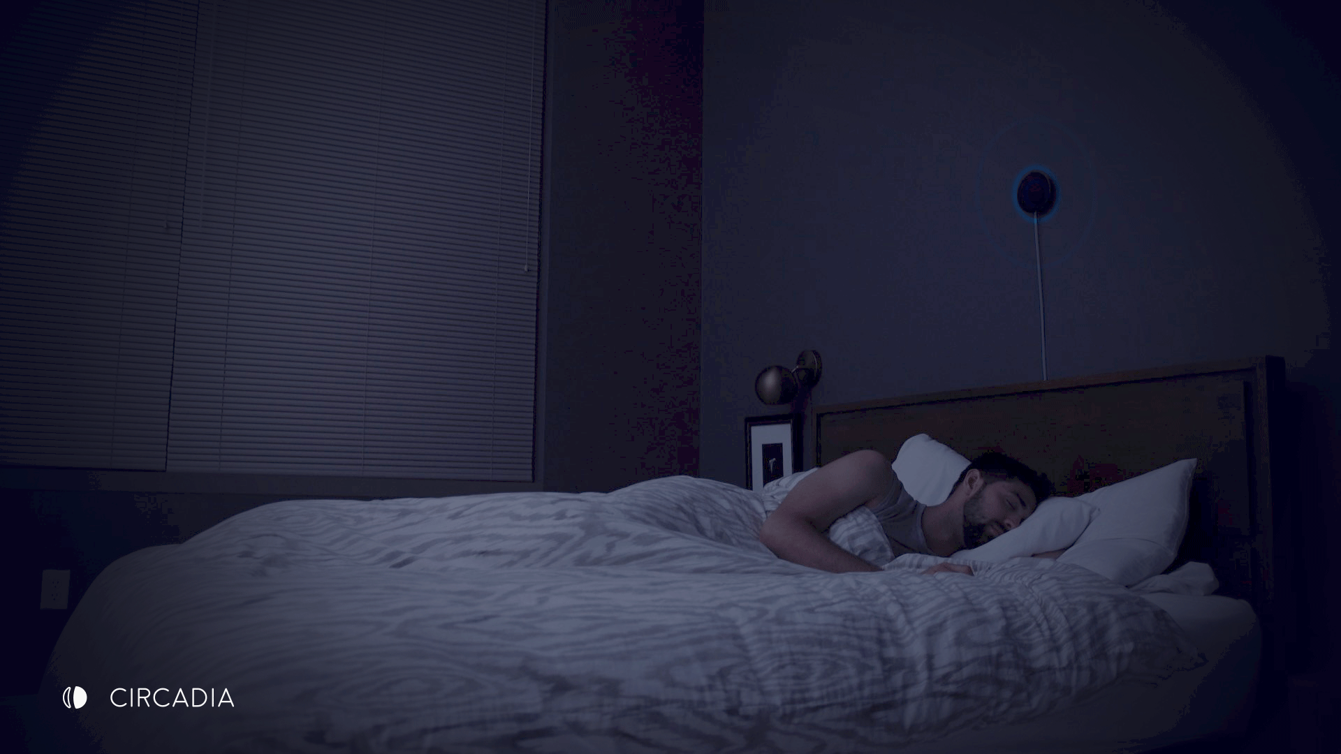 Сестра боится спать одна. Кровать ночью. Сон человека. Падать во сне. Кровать в темноте.