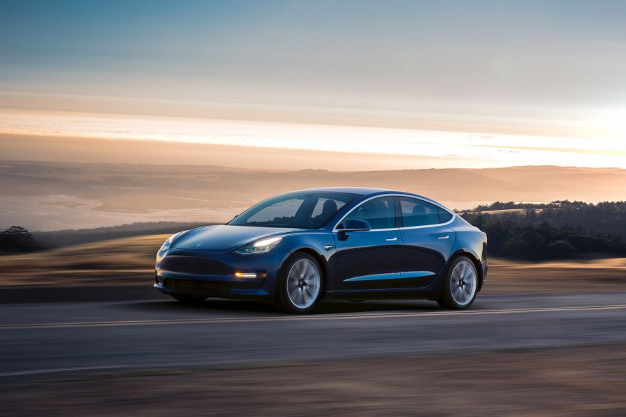 Илон Маск представил Tesla Model 3