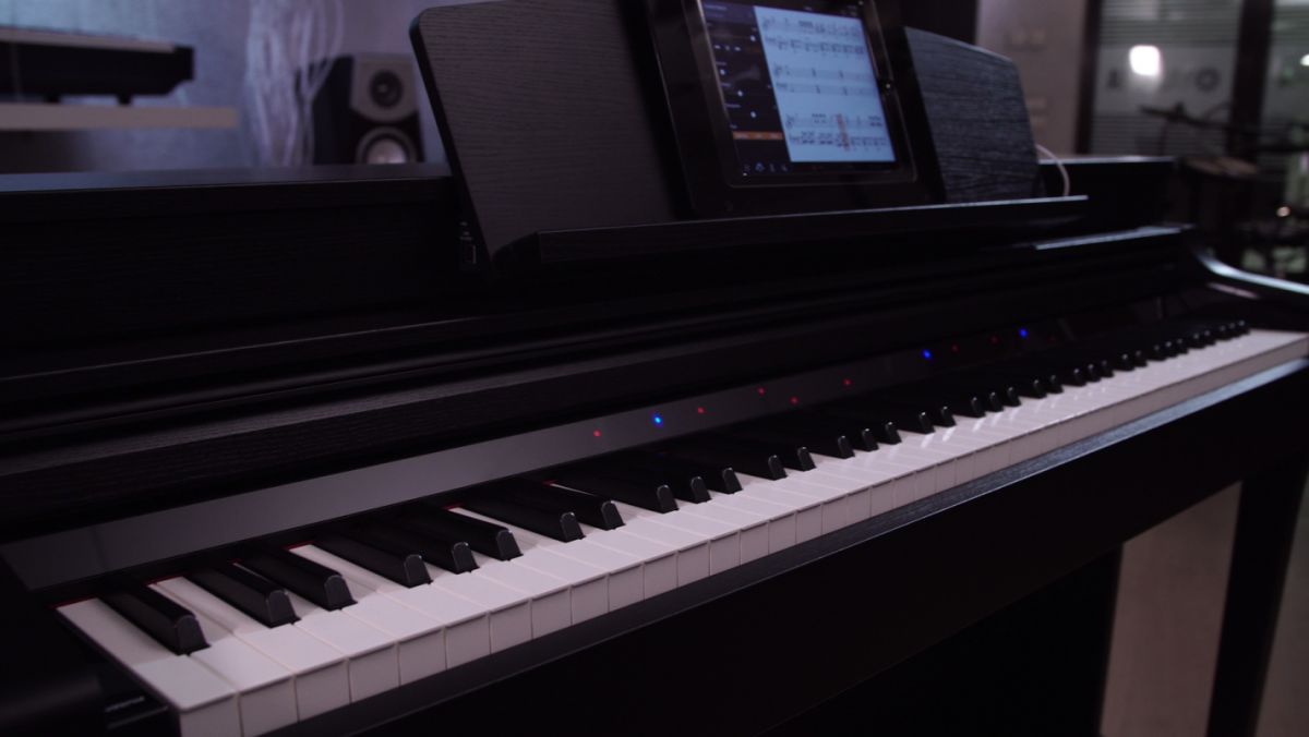 YAMAHA CSP-150: пианино, которое научит играть | The GEEK