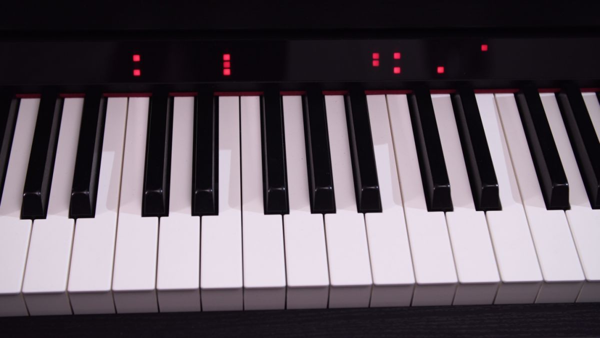 YAMAHA CSP-150: пианино, которое научит играть | The GEEK