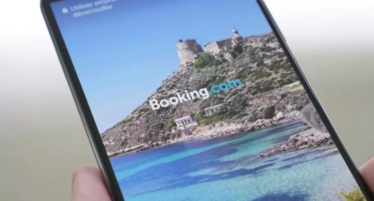 Huawei объяснила откуда появилась реклама Booking на смартфонах компании