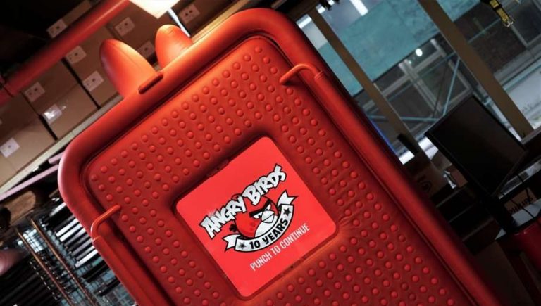 В Нью-Йорке установят кабинку Angry Birds, которую можно атаковать