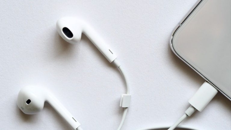Из комплектации iPhone 12 могут убрать EarPods