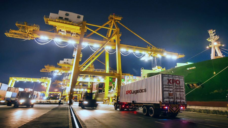 Xpo Equipment Truck Arriving On Dock 1ypwyvm