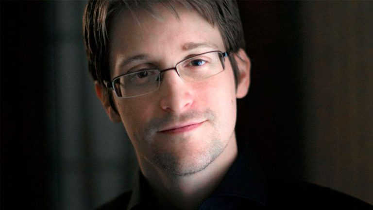 Эдвард Сноуден хочет получить российское гражданство