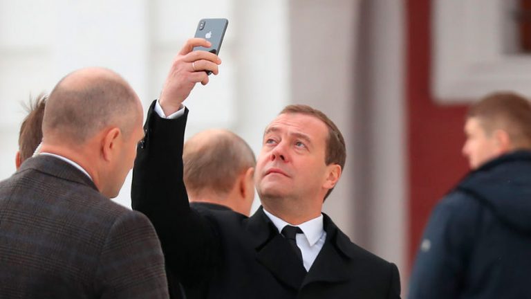 Дмитрий Медведев со смартфоном