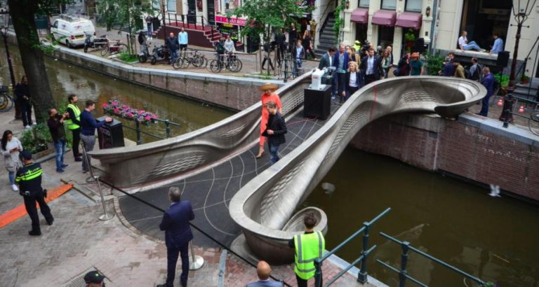 В Амстердаме открыли первый в мире напечатанный стальной мост