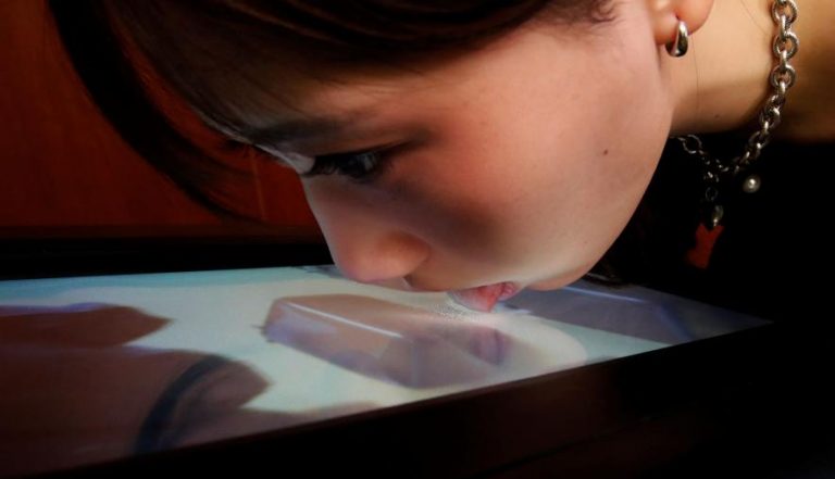 В Японии разработали экран, позволяющий ощутить вкус еды