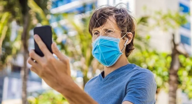 iPhone научили распознавать пользователя в маске