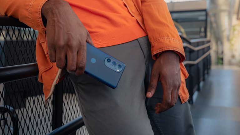 Представлен тонкий Motorola Edge 30 с двумя 50-Мп камерами