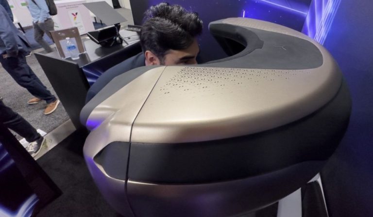 Представлен монитор, который полностью окружает голову пользователя