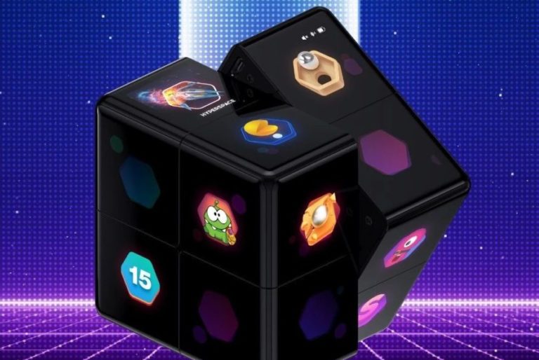 На CES 2023 показали кубик Рубика со встроенной игровой приставкой