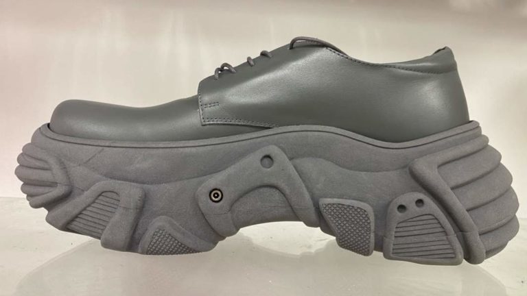 Российский стартап показал кроссовки с опциями подогрева, вентиляции и массажа