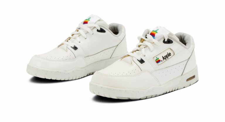 Ультраредкие кроссовки Apple выставили на продажу. Цена шокирует