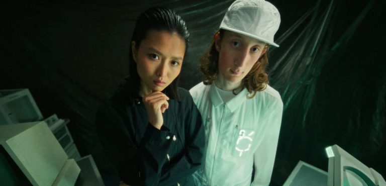 Фанаты разочарованы: Nothing представила линейку одежды Apparel