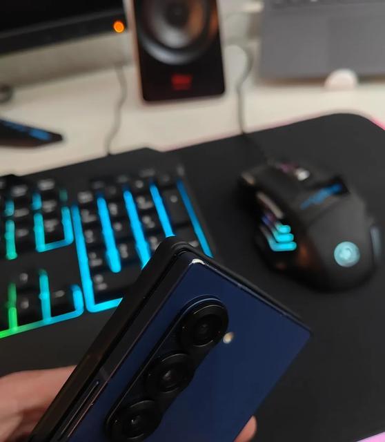 Владельцы новых Samsung Galaxy Z Fold6 жалуются на облезающую краску