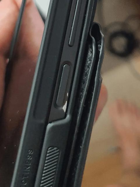 Владельцы новых Samsung Galaxy Z Fold6 жалуются на облезающую краску