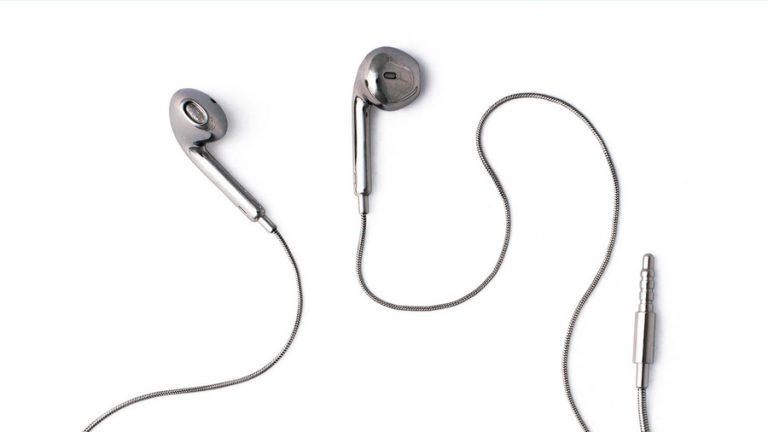 Проводные наушники Apple EarPods превратили в украшение из стали