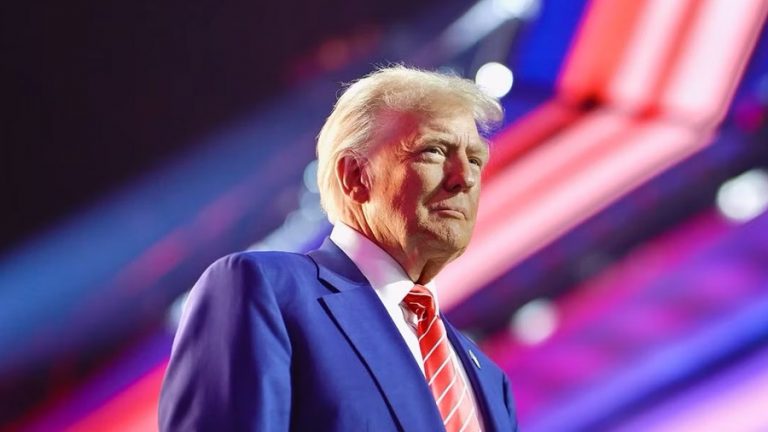 Трамп запустил оператора Trump Mobile и анонсировал смартфон T1 с золотым корпусом и флагом США