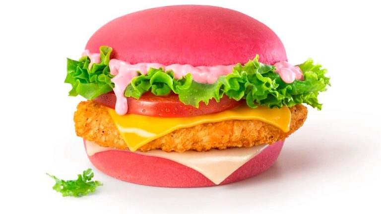 В меню «Вкусно — и точка» появится розовый бургер Hello Kitty