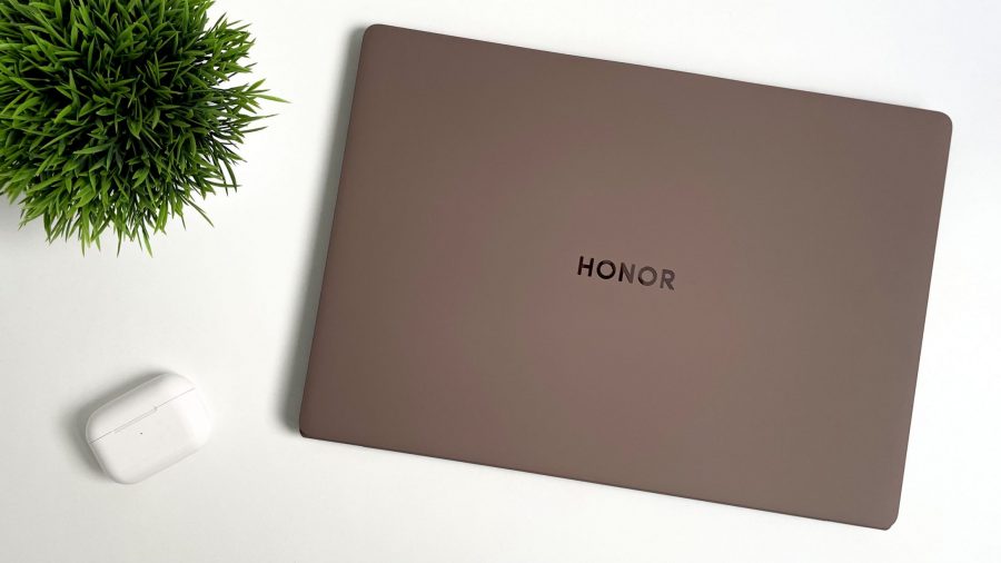 Обзор HONOR MagicBook Art 14 2025: тонкий, мощный и опасно похож на MacBook