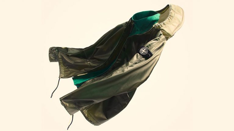 Stone Island выпустил куртку с полупрозрачным верхом, который меняет оттенок в зависимости от света