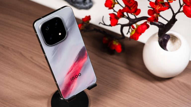 Флагманский iQOO 15 едет в Россию