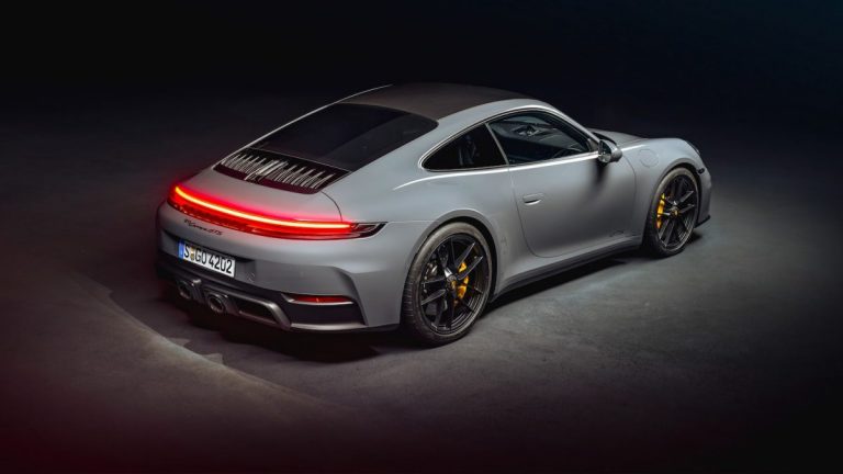 Porsche в России превращаются в «кирпичи»: владельцы не могут завести машины после ночной стоянки