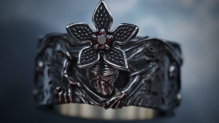 В России представили кольцо по сериалу «Очень странные дела»