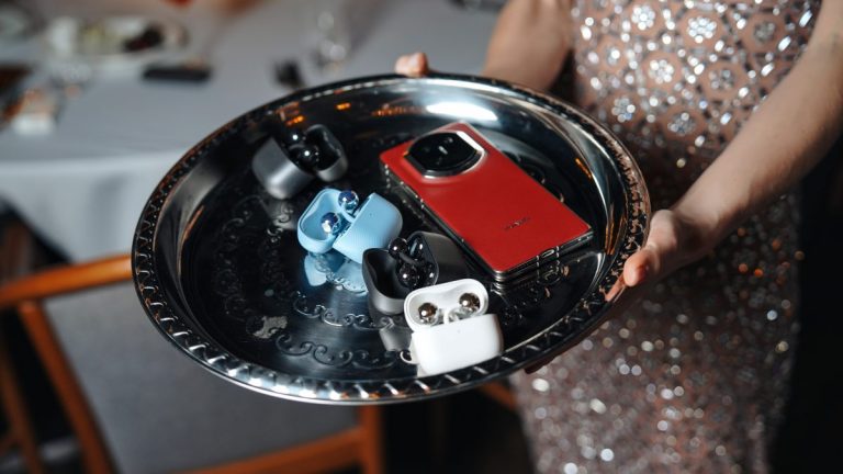 Складной HUAWEI Mate X7 и наушники FreeClip 2 доступны для предзаказа в России