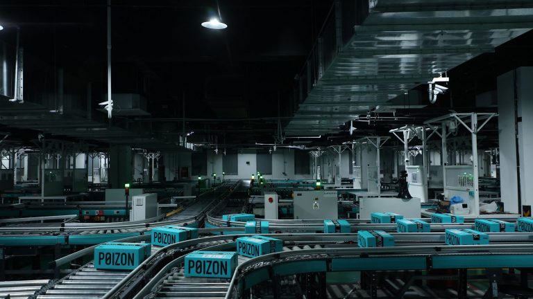 Покупка без сомнений: как ДЭВУ (POIZON) гарантирует подлинность товаров