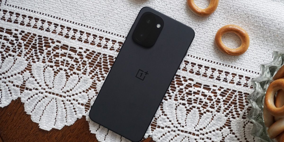 Обзор OnePlus 15R: флагман попроще, но не хуже
