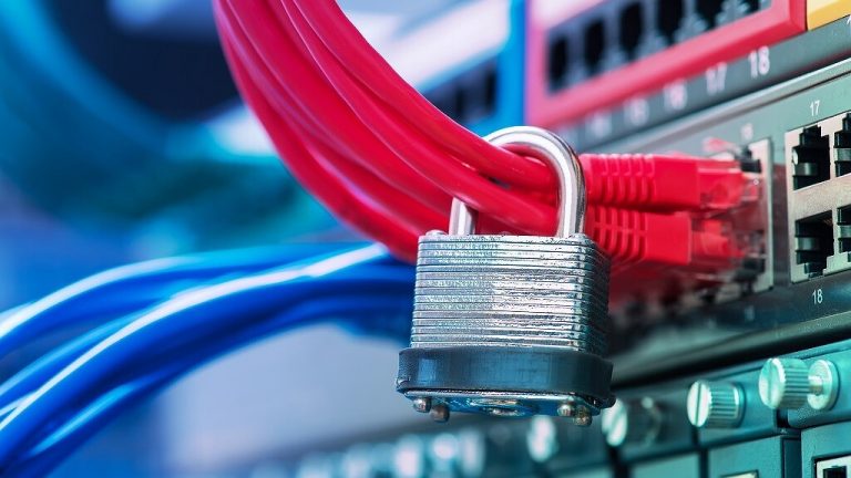 ФСБ получила право отключать в России интернет и мобильную связь