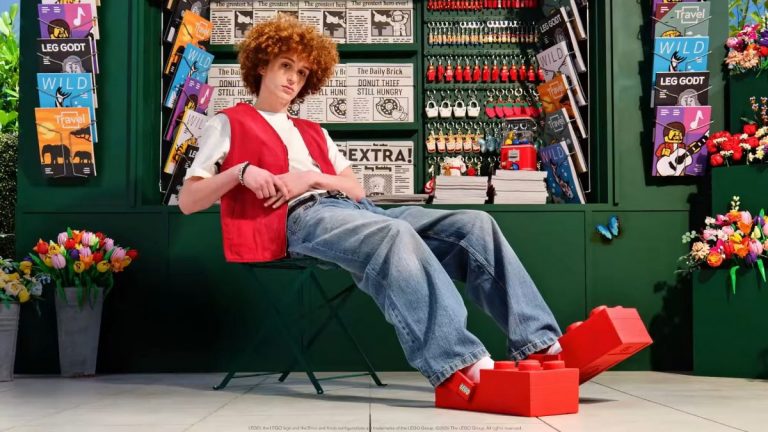 Crocs выпустит обувь в виде огромных деталей LEGO