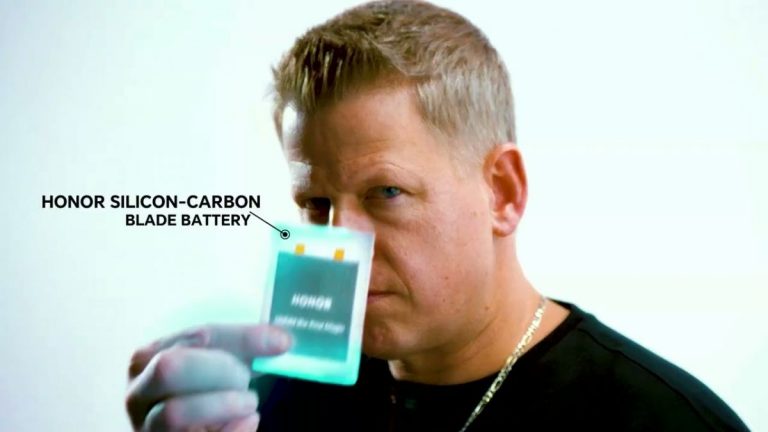 HONOR создала уникальный аккумулятор с толщиной игральной карты