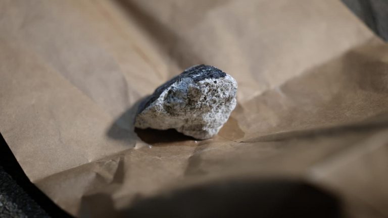 «Гость» из космоса: метеорит пробил крышу и рухнул в спальню жилого дома