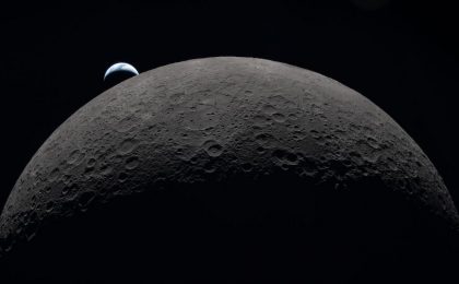 Космические обои для iPhone по фото с «Артемиды-2» уже можно скачать