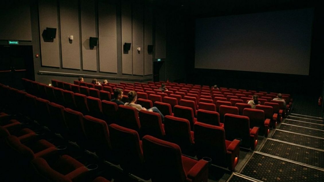 Российские кинотеатры не будут показывать зарубежные фильмы в майские праздники