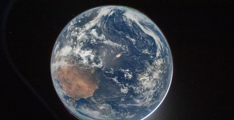 NASA показало Землю с корабля Orion, который летит к Луне