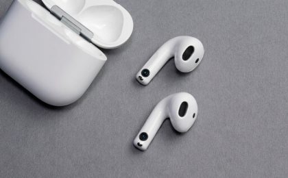 Bloomberg: Apple тестирует AirPods со встроенными камерами для Siri