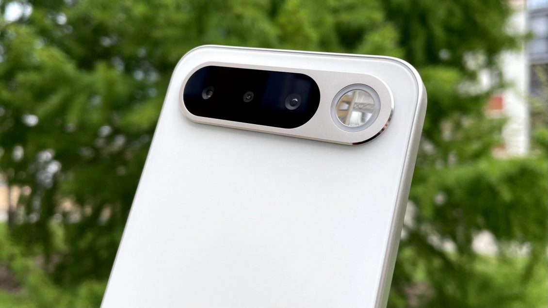 Обзор Realme 16 5G: тонкий, живучий, с зеркалом. Баловство или гениальная идея?